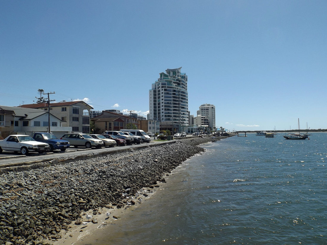 Broadwater foreshore parkland at Labrador on the Gold Coast | Pets Juicy in Miami